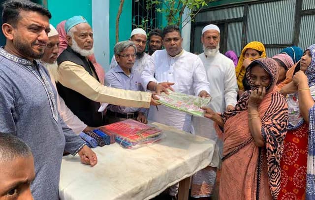 দেবীদ্বারে গরীব ও অসহায়দের মাঝে ঈদ-বস্ত্র বিতরণ