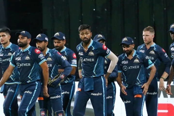 উদ্বোধনী ম্যাচে টস জিতে বোলিংয়ে গুজরাট