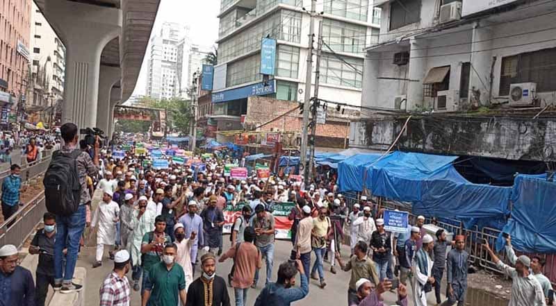 জুমার নামাজের পর পল্টনে ধাওয়া-পাল্টা ধাওয়া