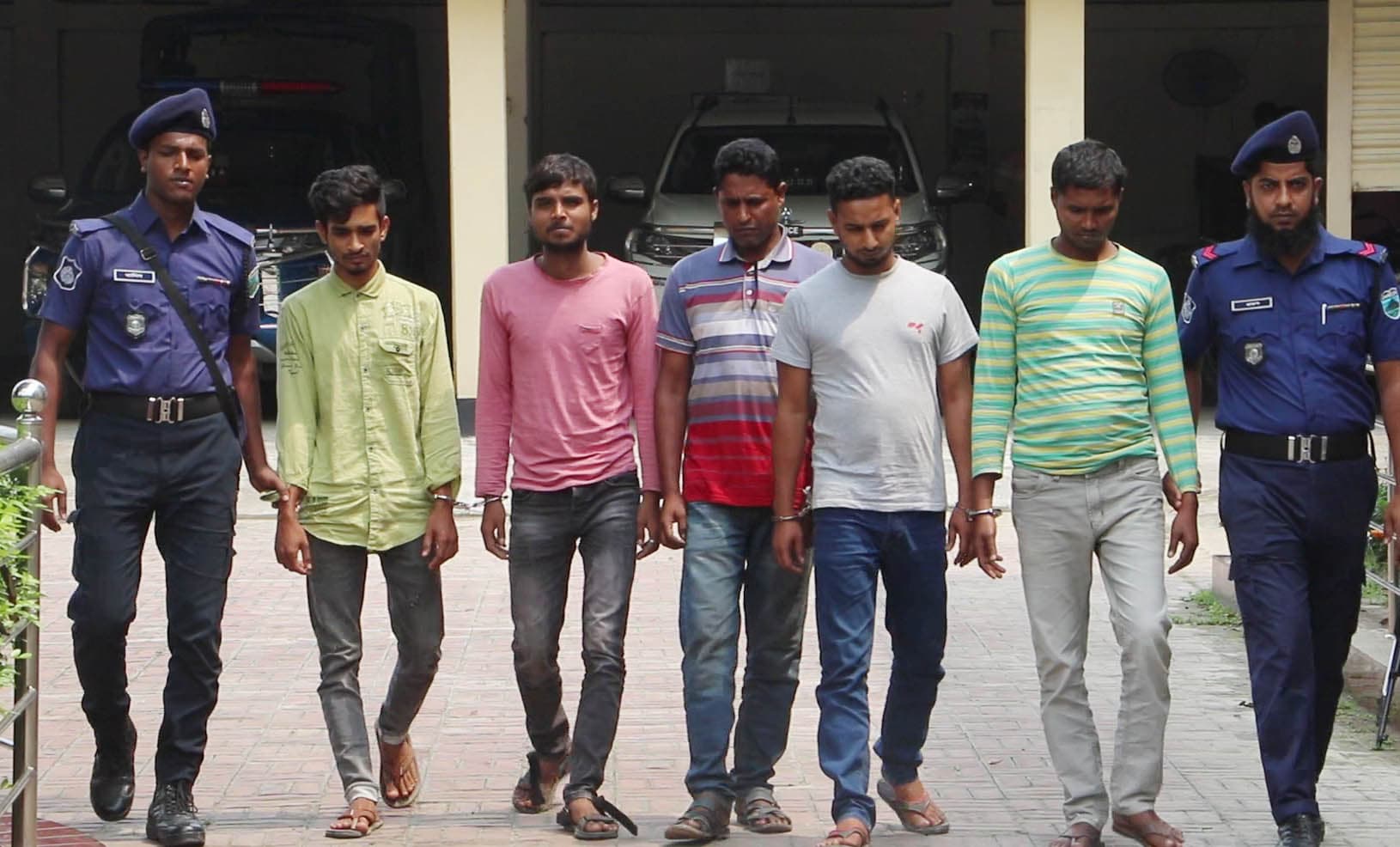 নওগাঁয় সড়কে গুড়ি ফেলে চাল বোঝাই ট্রাক ডাকাতি, গ্রেফতার ১২