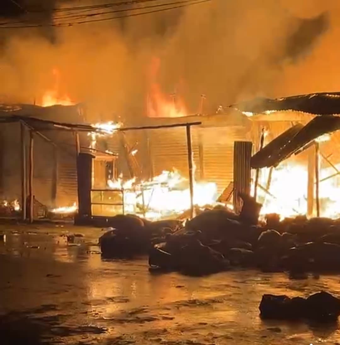 নোয়াখালীতে শট সার্কিটের আগুনে পুড়ে ছাই ৭ দোকান