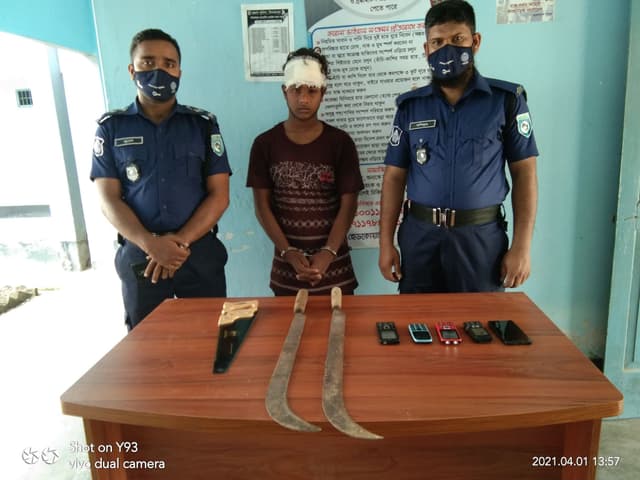 হাকিমপুরে সড়কে ডাকাতি করার সময় ডাকাত আটক