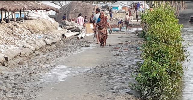 আশাশুনিতে বাঁধ ভঙ্গার ফলে খাদ্য ও স্বাস্থ্য সেবা বিঘ্নিত