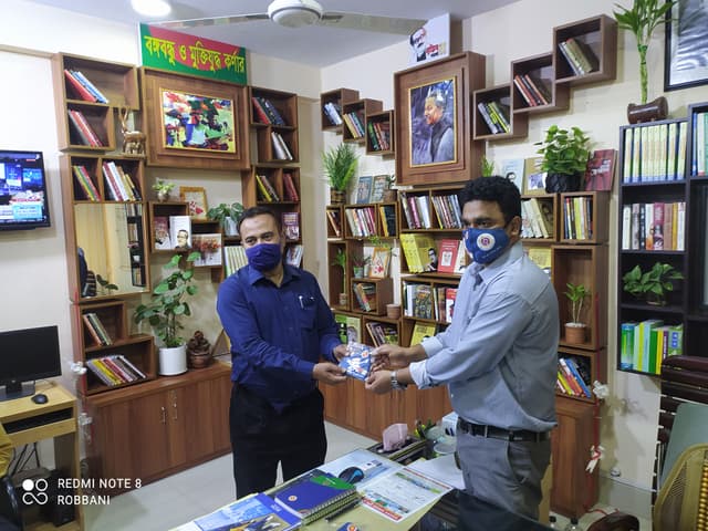 করোন সংক্রমণ রোধে সাংবাদিকদের মাঝে হিলি কাস্টমসের মাস্ক বিতরণ