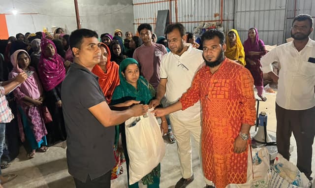 গোয়ালন্দে ৪'শ শ্রমিককে ইফতার সামগ্রী প্রদান