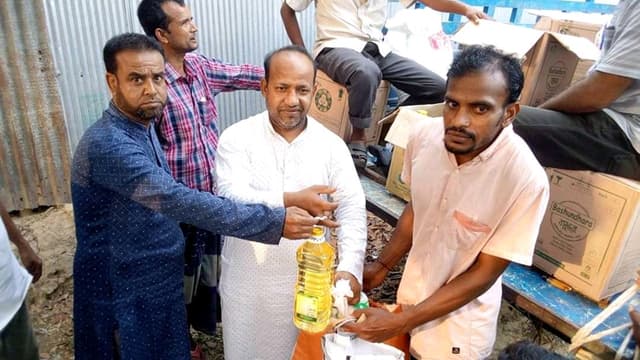 হাকিমপুরের আলিহাট ইউনিয়নে টিসিবি পণ্য বিতরণ