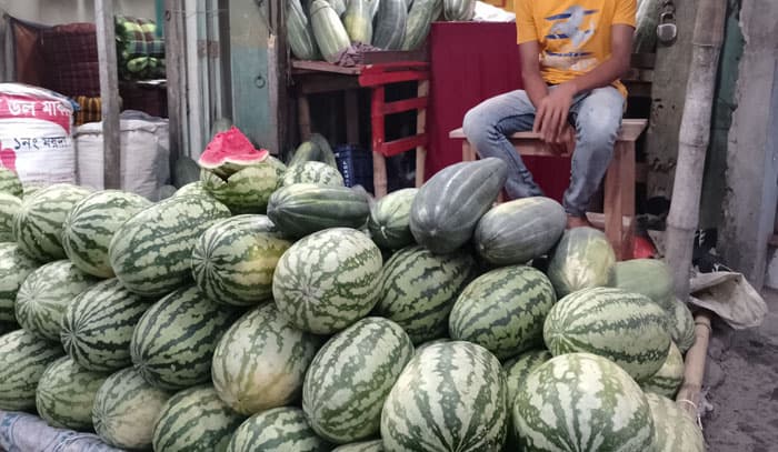 বরিশালে তরমুজের পিস কিনে কেজিতে বিক্রি