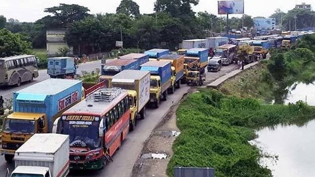 ঢাকা-টাঙ্গাইল-বঙ্গবন্ধু সেতু মহাসড়কে ১৫ কিলোমিটার যানজট