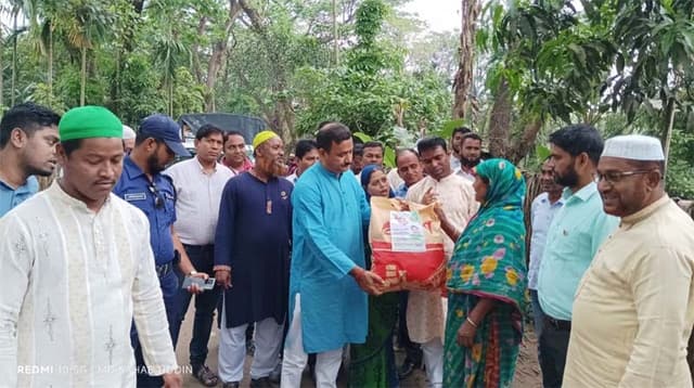 হিজলায় নদী ভাঙন কবলিত পরিবারের মাঝে ইফতার সামগ্রী বিতরণ