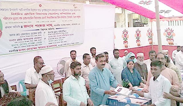 হিজলায় প্রা: বিদ্যালয়ে এবং মাধ্যমিক শিক্ষার্থীদের মাঝে কম্পিউটার বিতরণ