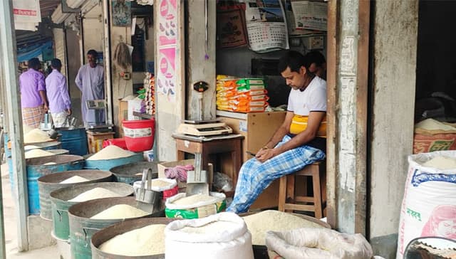 হিলিতে বেড়েছে চালের দাম, বিপাকে ক্রেতারা