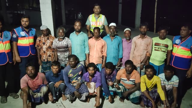 হিজলায় নৌ-পুলিশের হাতে ১৬ জেলে আটক