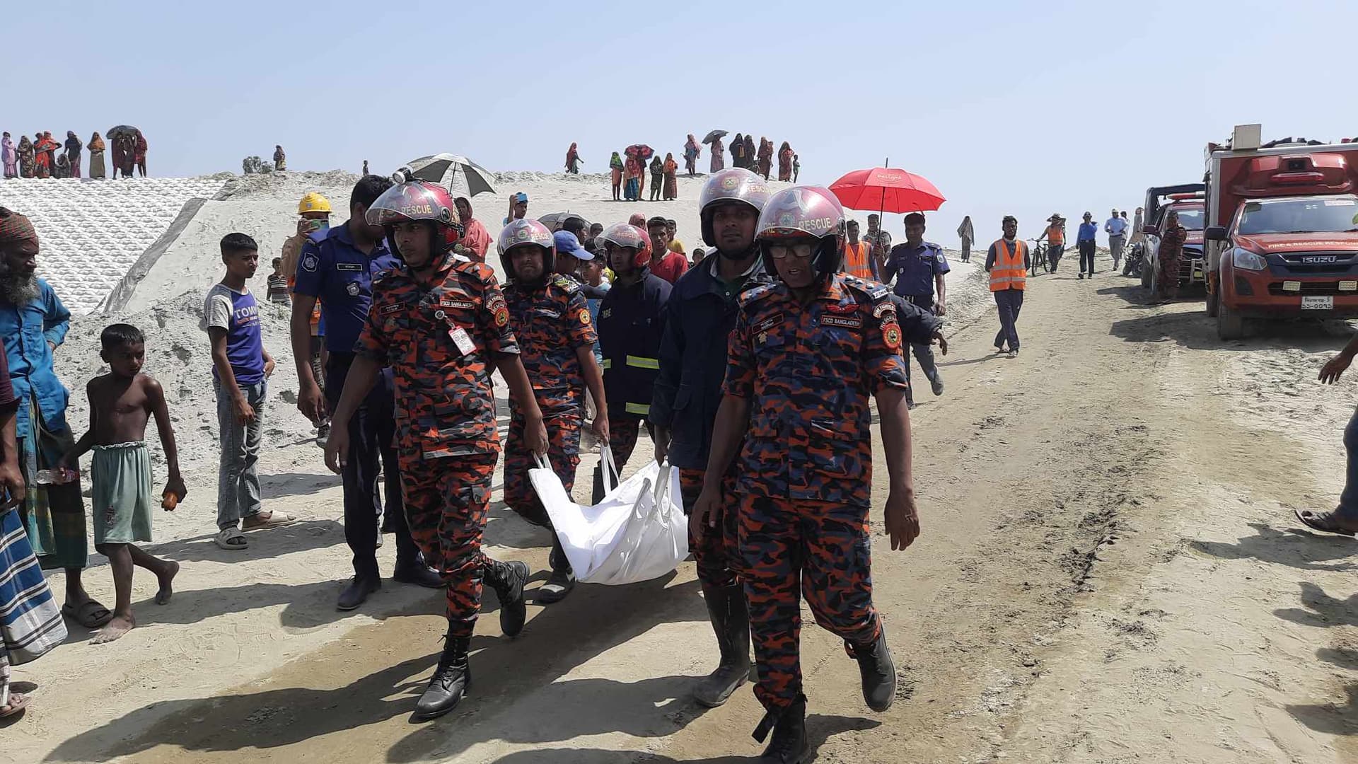 সিরাজগঞ্জে ইকোনমিক জোনের নির্মাণাধীন ব্রিজের গার্ডার ধ্বস