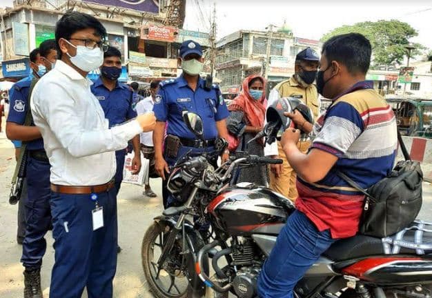 ভ্রাম্যমান আদালতে জরিমানার পাশাপাশি মাস্ক বিতরণ