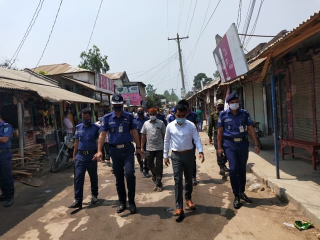 করোনার দ্বিতীয় ঢেউ মোকাবেলায় স্বাস্থ্যবিধি নিশ্চিত করতে কঠোর অবস্থানে প্রশাসন