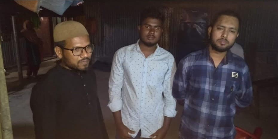 বই বিতরণকালে তিনজন শিবির কর্মী গ্রেফতার