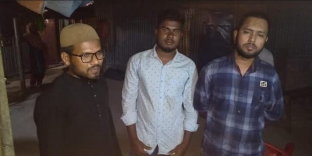 বই বিতরণকালে তিনজন শিবির কর্মী গ্রেফতার