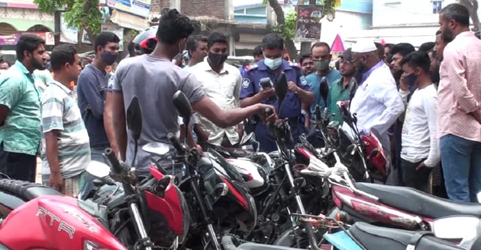 হেলমেট না থাকায় হিলিতে লক্ষাধিক টাকা জরিমানা