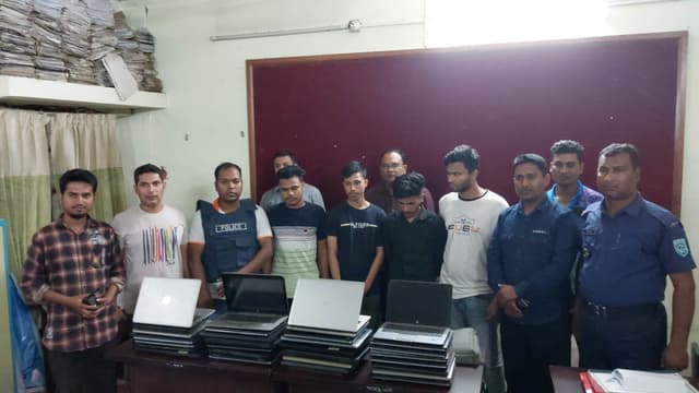 পর্নোগ্রাফি তৈরীর অভিযোগে ল্যাপটপ সহ আটক ৪