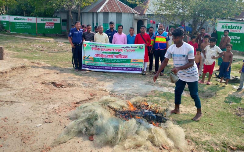 পদ্মায় অভিযান চালিয়ে কারেন্ট জাল জব্দ, ধ্বংস