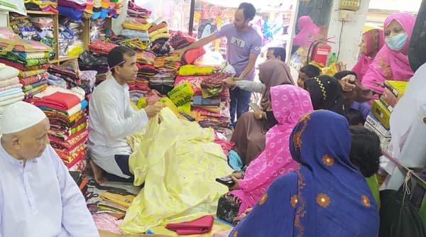 জমে উঠেছে সীমান্তবর্তী হিলি'র ঈদ কেনাকাটা