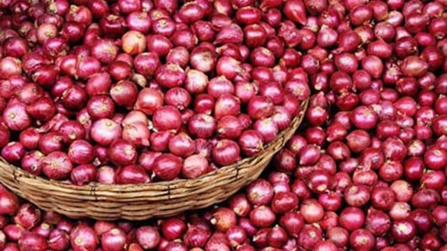 লকডাউনের ঘোষনায় হিলি স্থলবন্দরে পেঁয়াজের দাম বেড়েছে