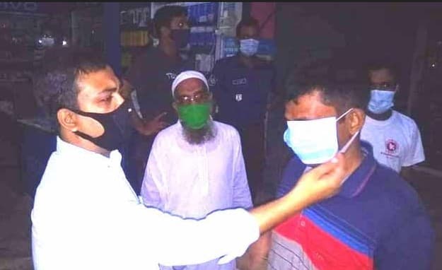 আত্রাইয়ে মাস্ক ব্যবহার নিশ্চিত করতে প্রশাসনের অভিযান