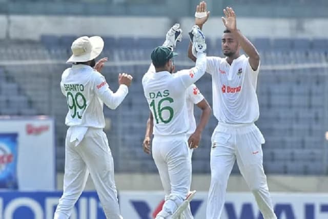 প্রথম সেশনে তিন উইকেট তুলে নিল বাংলাদেশ
