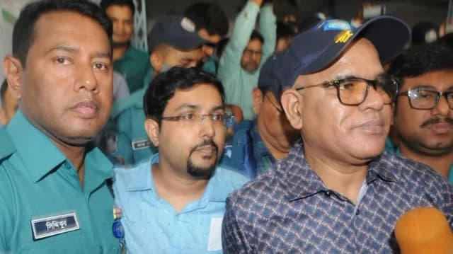 দুদকের অভিযানে ঘুষের ১০ লাখ টাকাসহ উপ-করকমিশনার আটক