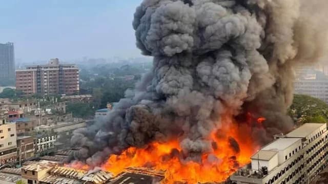 বঙ্গবাজারে আগুন: সেনা-নৌ-বিমানবাহিনীর সঙ্গে যোগ দিয়েছে র‌্যাব-বিজিবি