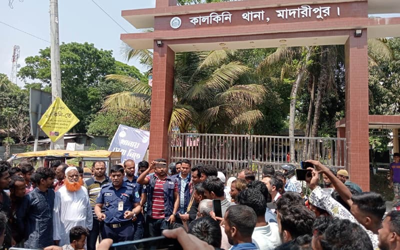 কালকিনিতে ইউপি চেয়ারম্যানের ফাসির দাবিতে বিক্ষোভ