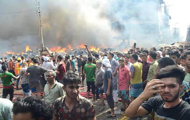 বঙ্গবাজারে আগুন নেভাতে বড় বাধা উৎসুক মানুষ