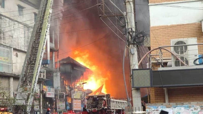 ৫ ঘণ্টায়ও নিয়ন্ত্রণে আসেনি আগুন, ঝুঁকিতে পুলিশ সদর দপ্তর