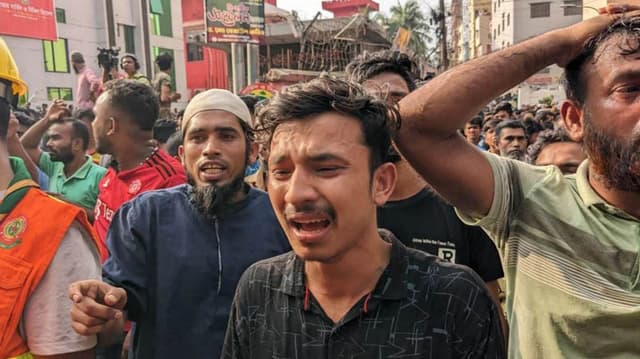 জ্বলছে বঙ্গবাজার, কাঁদছেন ব্যবসায়ীরা