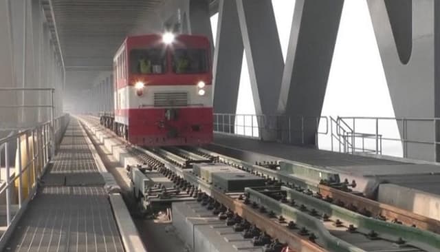 পদ্মা সেতুতে পরীক্ষামূলক ট্রেন চলাচল শুরু