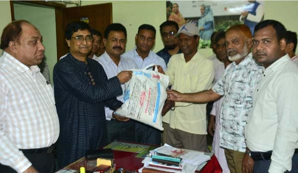 রাজশাহী শিক্ষা বোর্ডে কর্মচারীদের সাথে ঈদ আনন্দ ভাগাভাগি