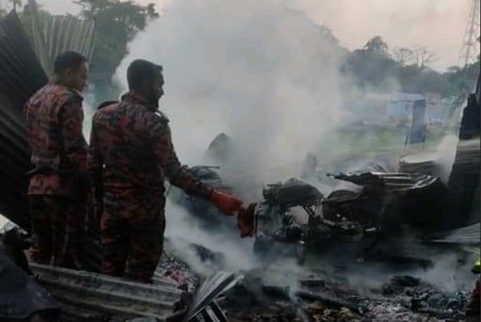 তিন দোকান আগুনে পুড়ে দশলক্ষাধিক টাকার ক্ষতি