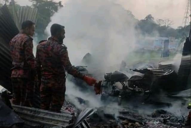 তিন দোকান আগুনে পুড়ে দশলক্ষাধিক টাকার ক্ষতি