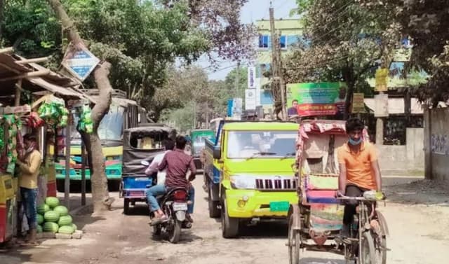 রাস্তায় দাপিয়ে বেড়াচ্ছে ইজিবাইক ও মটরসাইকেল!