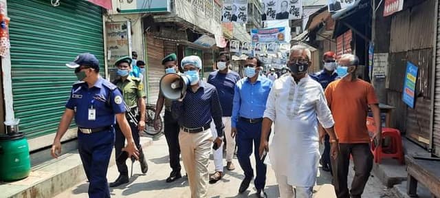 নেছারাবাদে লকডাউন কার্যকর করতে প্রশাসনের কঠোর ভূমিকা