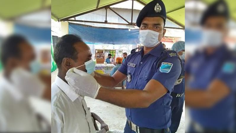 কালিয়াকৈরে পুলিশের মাস্ক বিতরণ