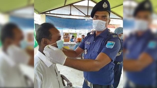 কালিয়াকৈরে পুলিশের মাস্ক বিতরণ