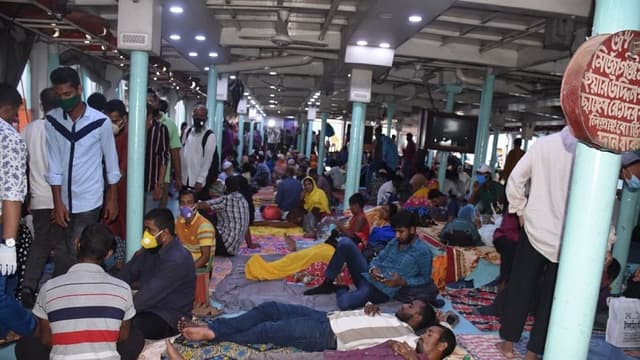 লঞ্চযাত্রীরা মানছেন না সামাজিক দূরত্ব