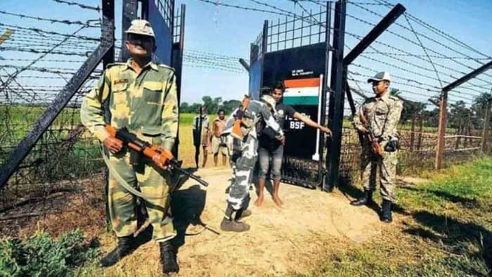 কাঁটাতারের বেড়া পেরিয়ে মায়ের শেষকৃত্যে দুই মেয়ে