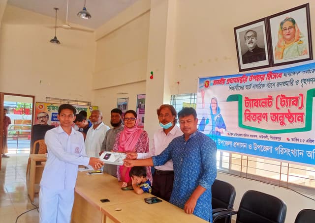 কাউখালীতে মাধ্যমিক স্কুলের মেধাবী শিক্ষার্থীদের মাঝে ট্যাব বিতরণ