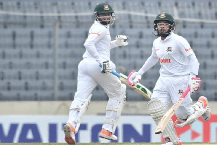 সাকিব-মুশফিকের ফিফটি, স্বস্তিতে লাঞ্চ বিরতিতে টাইগাররা