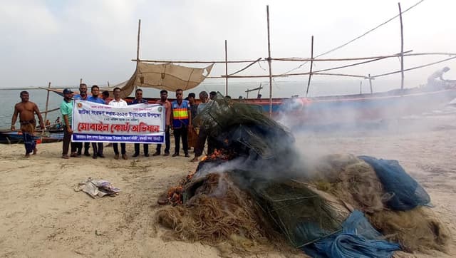 জাটকা সংরক্ষণ সপ্তাহ উপলক্ষে পদ্মা নদীতে বাঁশের বাঁধ, কারেন্ট জাল ধ্বংস