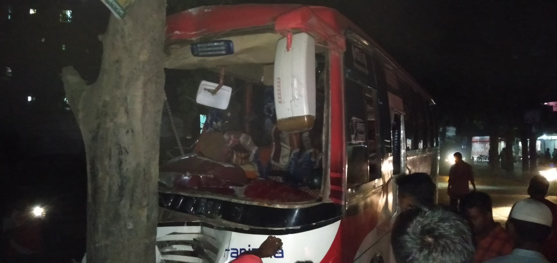 দেবীদ্বারে গাছের সাথে বাসের ধাক্কা আহত অন্তত ১৫ জন