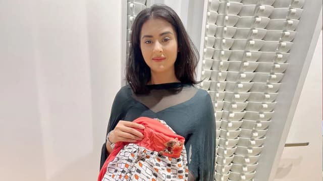 পোড়া কাপড় কিনে বঙ্গবাজারে ক্ষতিগ্রস্ত ব্যবসায়ীদের পাশে বুবলী