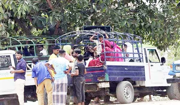 আতঙ্কে থানচি ছাড়ছেন স্থানীয়রা ! বন্ধ দোকানপাট